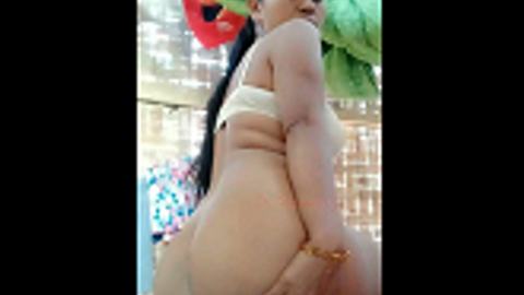 မြင်းပါစီးပြသွားသောအန်တီ — XBurma Myanmar video preview