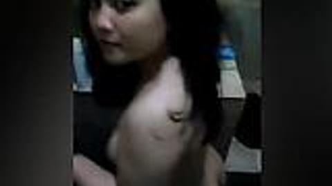 ရေချိုးနေတဲ့အကိတ်လေး — XBurma Myanmar video preview