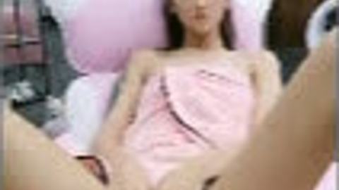 နောက်မှာလူတွေရှိနေတာကို မခန့်တာ ပူစီလေးက — XBurma Myanmar video preview