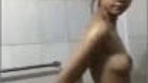 ဘဲကို ရေချိုးရင်းထန်ပြတဲ့ စကီလေး — XBurma Myanmar video preview