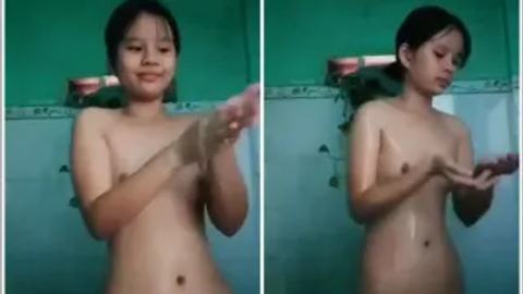 ရေချိုးပြတဲ့စော်လေး video preview