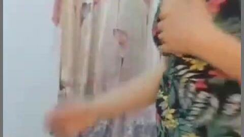 ပေါက်ပေါက်ဆုပ် အဆီဖူးခါနေတာလေး — XBurma Myanmar video preview