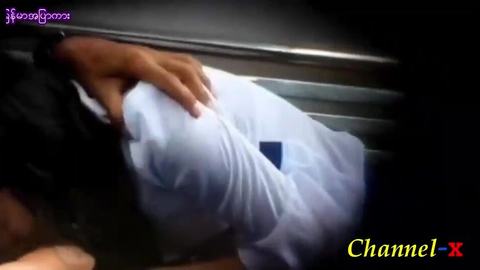 ဘဲက သေချာကိုဖြဲကြည့်နေတာ video preview