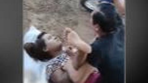 ဆိုင်ကယ်ထောက်ပြီးလမ်းဘေးမှာဆွဲ video preview
