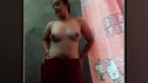 ရေချိုးရင်းဒွန့်ပြတဲ့ အကိတ်မလေး — LeakMM Myanmar video preview