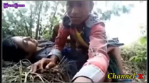 တောင်ယာသွားပြီး အလုပ်မလုပ်ဘဲဖင်လိုးနေကြတာ — LeakMM Myanmar video preview