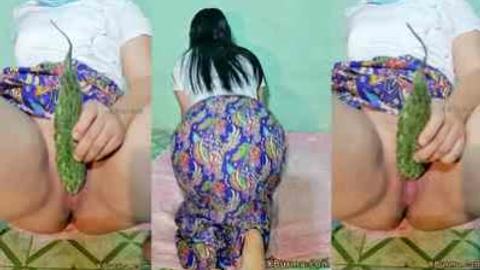 ကြက်ဟင်းခါးသီး ထိုးထည့်တဲ့ မြန်မာမလေး — XBurma Myanmar video preview