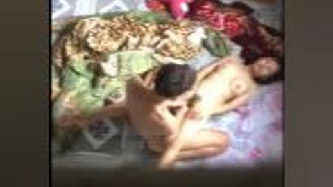 ချာတိတ်လေးကိုဆွဲနေတာ ချောင်းရိုက် video preview