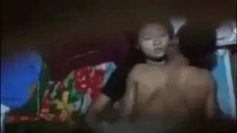 အောက်ထပ်က လင်မယားဘုနေတုန်းချောင်းရိုက် video preview