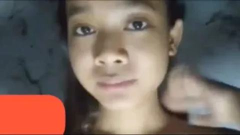 ဘဲကို ရှက်ရှက်နဲ့ပြတဲ့ စော်အငုံးလေး video preview