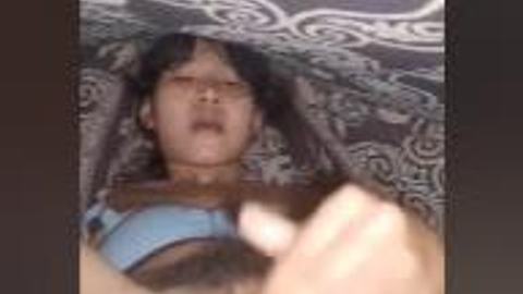 စောင်ခြုံပြီးထန်ပြတဲ့ မြန်မာမလေး — XBurma Myanmar video preview