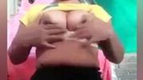 ဘယ်လိုတွေပြနေတာလားအန်တီရေ 😂😜 — LeakMM Myanmar video preview