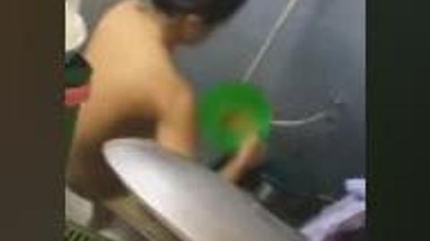အဆောင်သူရေချိုးချောင်းရိုက်လေး video preview