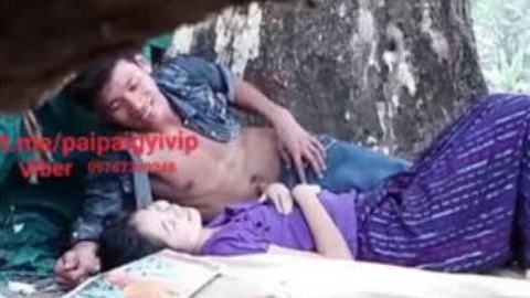 သစ်ပင်အောက်မှာမြန်မာမလေးကို အမုန်းဆွဲနေတာ ချောင်းရိုက် video preview