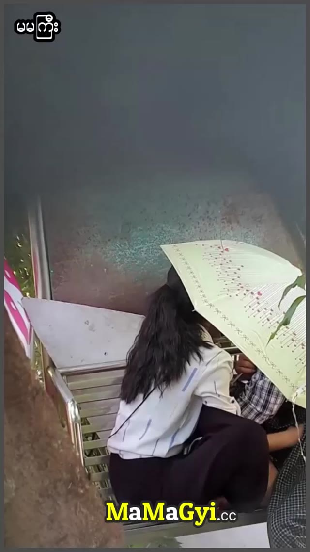 ထီးလေးကွယ်ပြီး ခိုးစားနေတာ ချောင်းရိုက် — XBurma Myanmar video preview