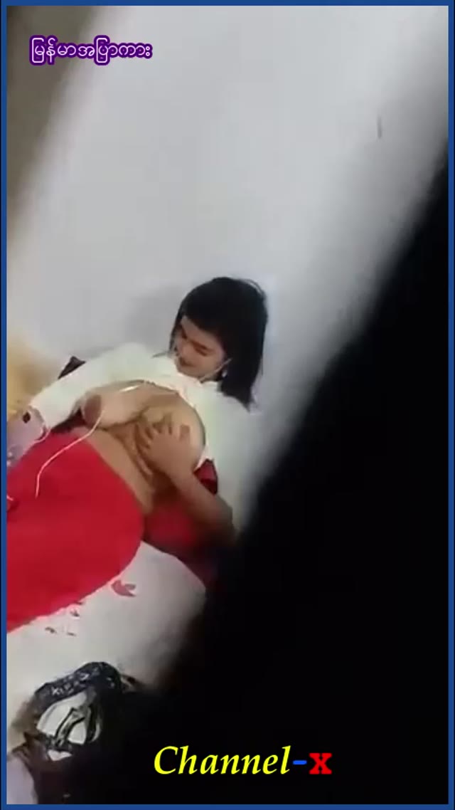 ဘေးအခန်းကစော်ကြီး ဘဲနဲ့ချက်နေတာ ချောင်းရိုက် — XBurma Myanmar video preview