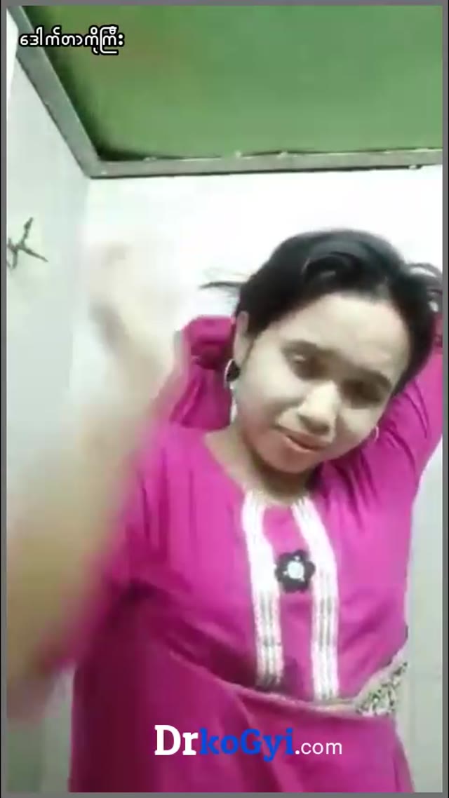 ရေချိုခန်းထဲက ဆယ်ကျော်သက်အလန်းလေး — XBurma Myanmar video preview