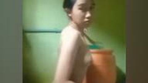 အထည်ချုပ်က အညာသူလေး ရေချိုးတဲ့ အလန်းလေးဟ — XBurma Myanmar video preview