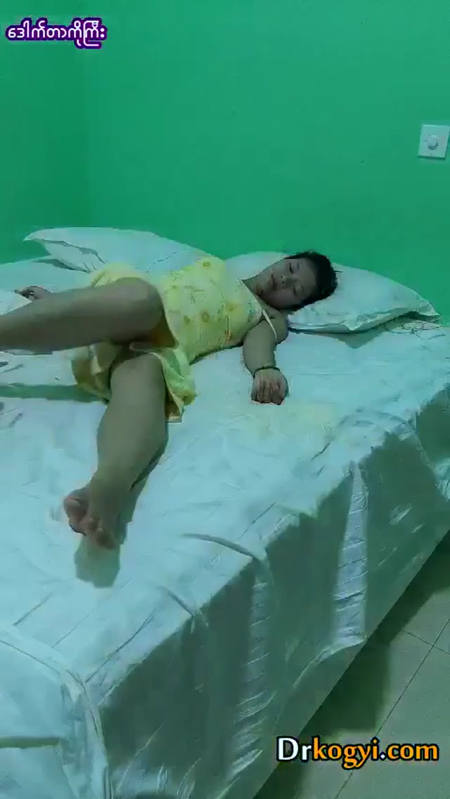 မူးနေတဲ့စော်လေးကို ဟော်တယ်ခေါ်ကလိ — XBurma Myanmar video preview
