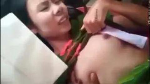 ကားထဲမှာ အဖြုတ်ခံရတဲ့စော်လေး video preview