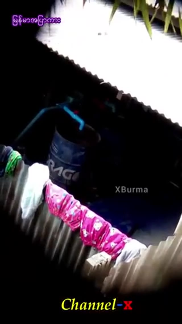ရေချိုးနေတဲ့ဆော်အမိုက်စားလေး — XBurma Myanmar video preview
