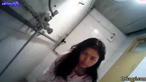 ရေချိုးနေတဲ့ပိပိအလန်းလေးမိုက်တယ် video preview