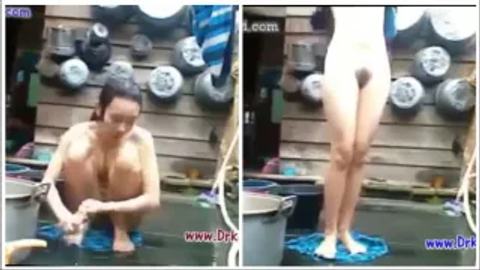 ကိုယ်တုံးလုံးလေး ရေချိုးနေတာ video preview