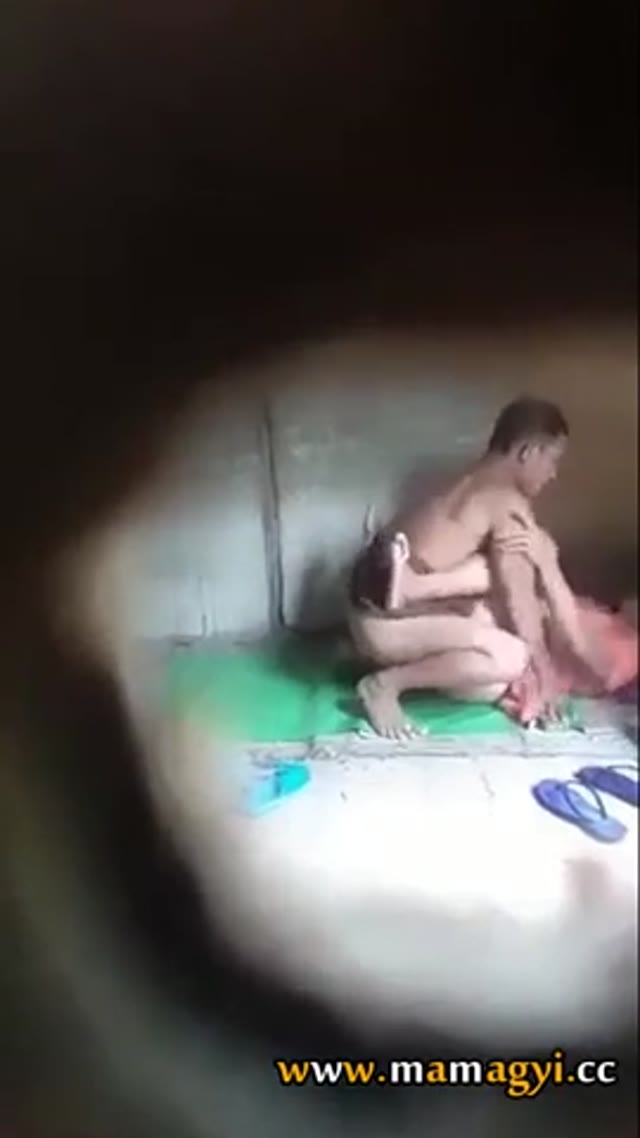 စျေးသွားဝယ်တဲ့အန်တီကြီးကိုဆွဲစား — XBurma Myanmar video preview