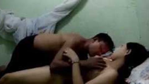 ပုဆိုးတောင်မချွတ်ဘဲ သားအိမ်ထိအောင်တချက်ချင်းထိထိမိမိလိုးပေးတာ မိန်းမကတော့လူးနေတာဘဲ video preview
