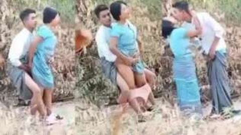 ချုံဘေးမှာ မတ်တပ်ဆွဲနေတဲ့ အတွဲ ချောင်းရိုက် video preview