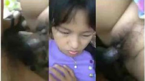 တူမလေးကို ခြုံထဲ​ဆွဲလိုးတဲ့ ဦးလေးကြီး video preview